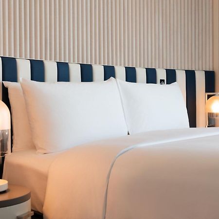 Hotel W Sydney Zewnętrze zdjęcie A bed with a headboard