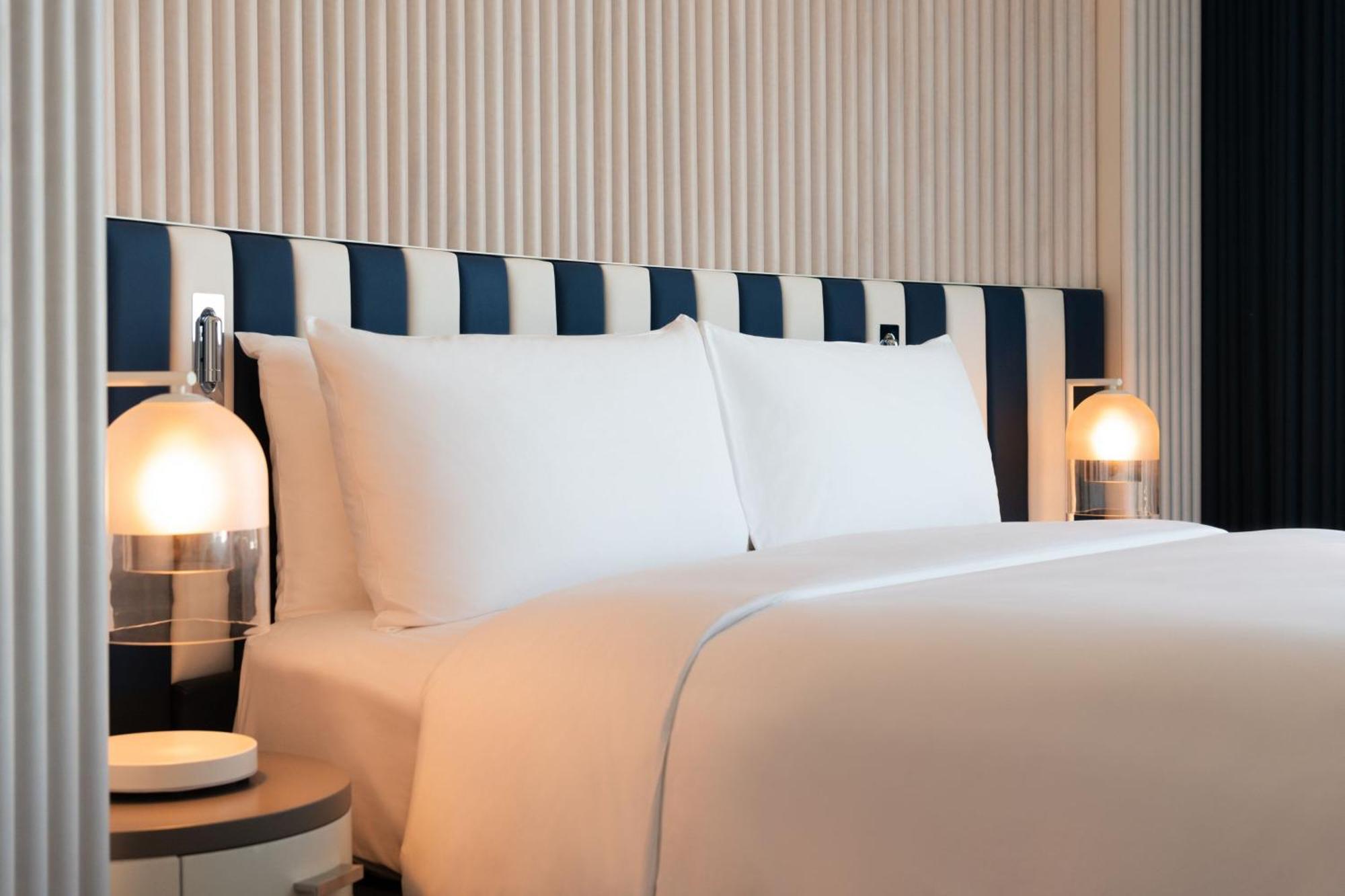 Hotel W Sydney Zewnętrze zdjęcie A bed with a headboard