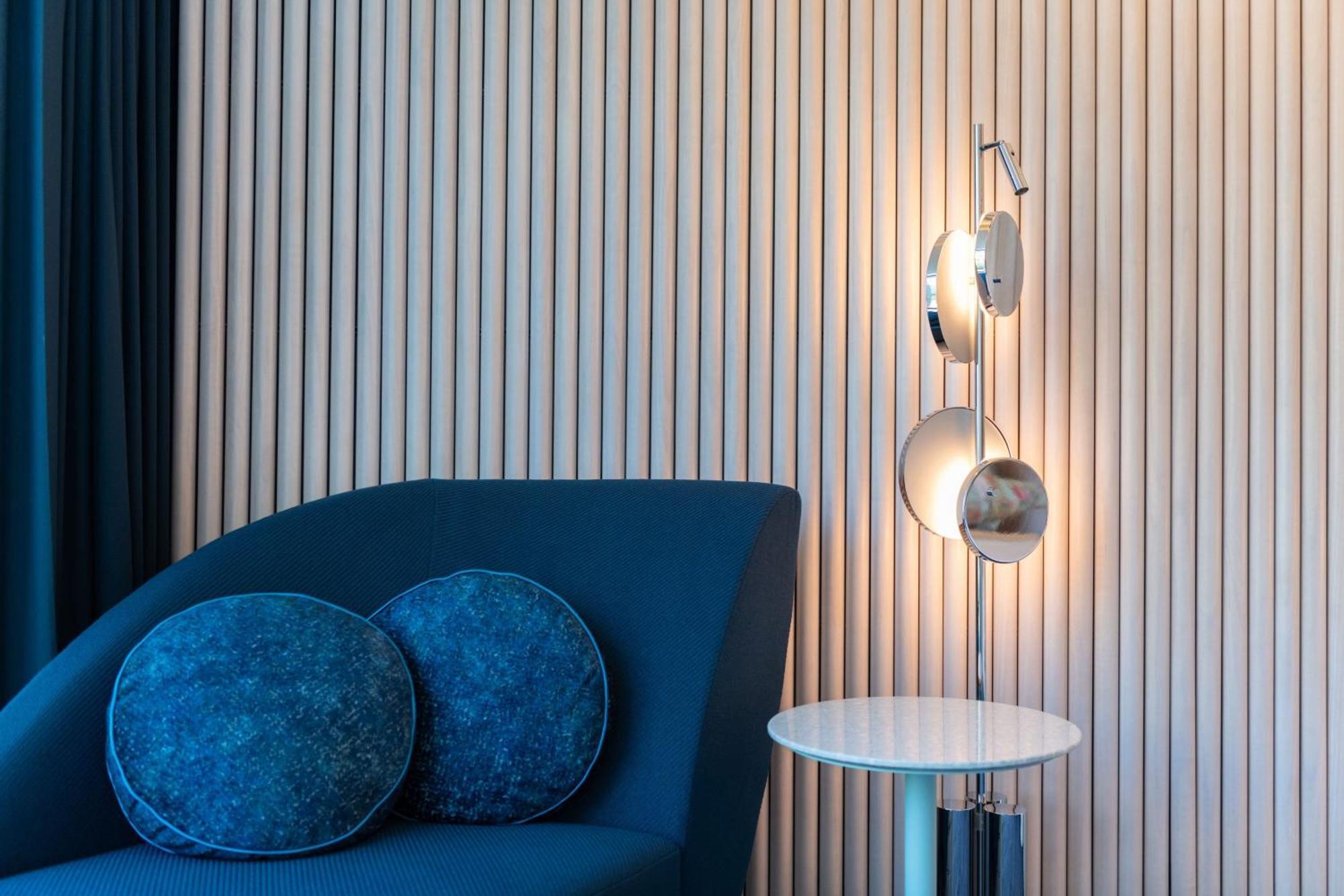 Hotel W Sydney Zewnętrze zdjęcie A floor lamp